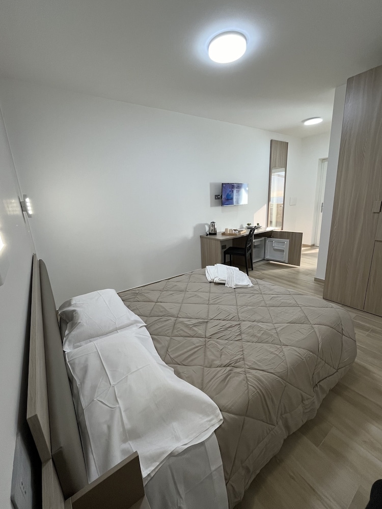 Business Room, 1 King Bed, Non Smoking, Ensuite photo 2