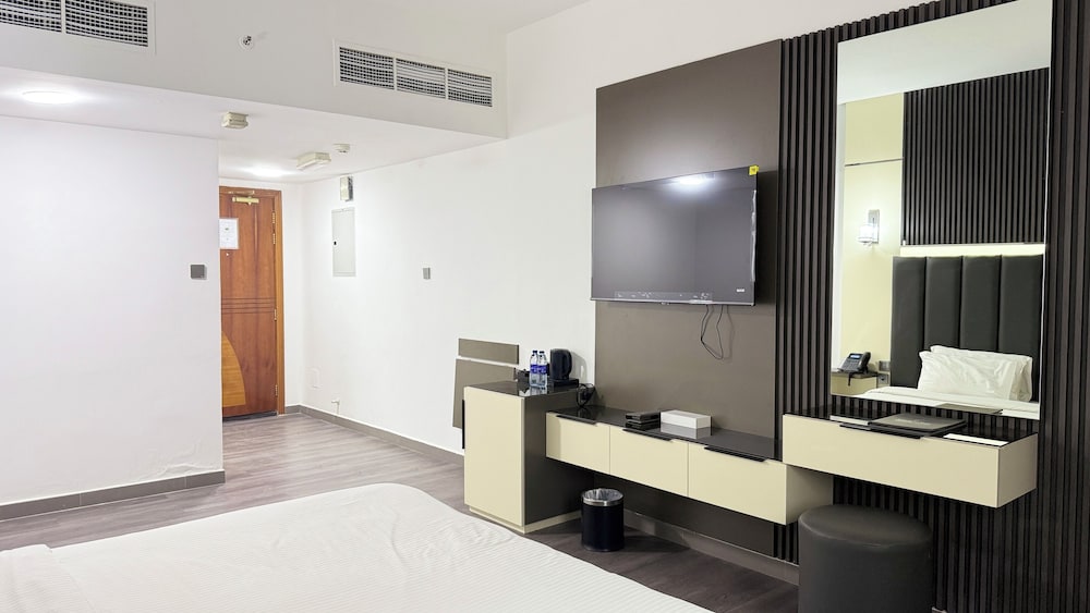 Standard Room, 1 King Bed, Jetted Tub photo 2