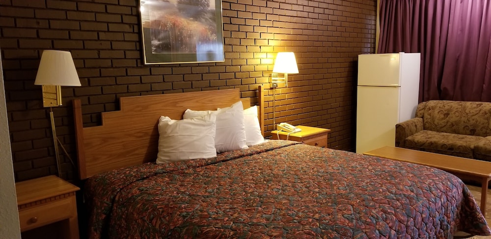 Basic Single Room, 1 King Bed photo 2