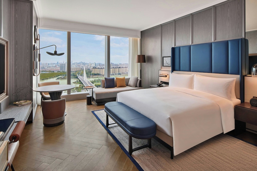 Deluxe Room, 1 King Bed, Canal View photo 2