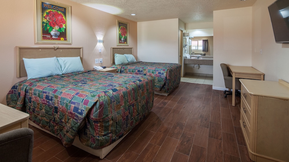 Standard Room, 2 Queen Beds, Non Smoking photo 2