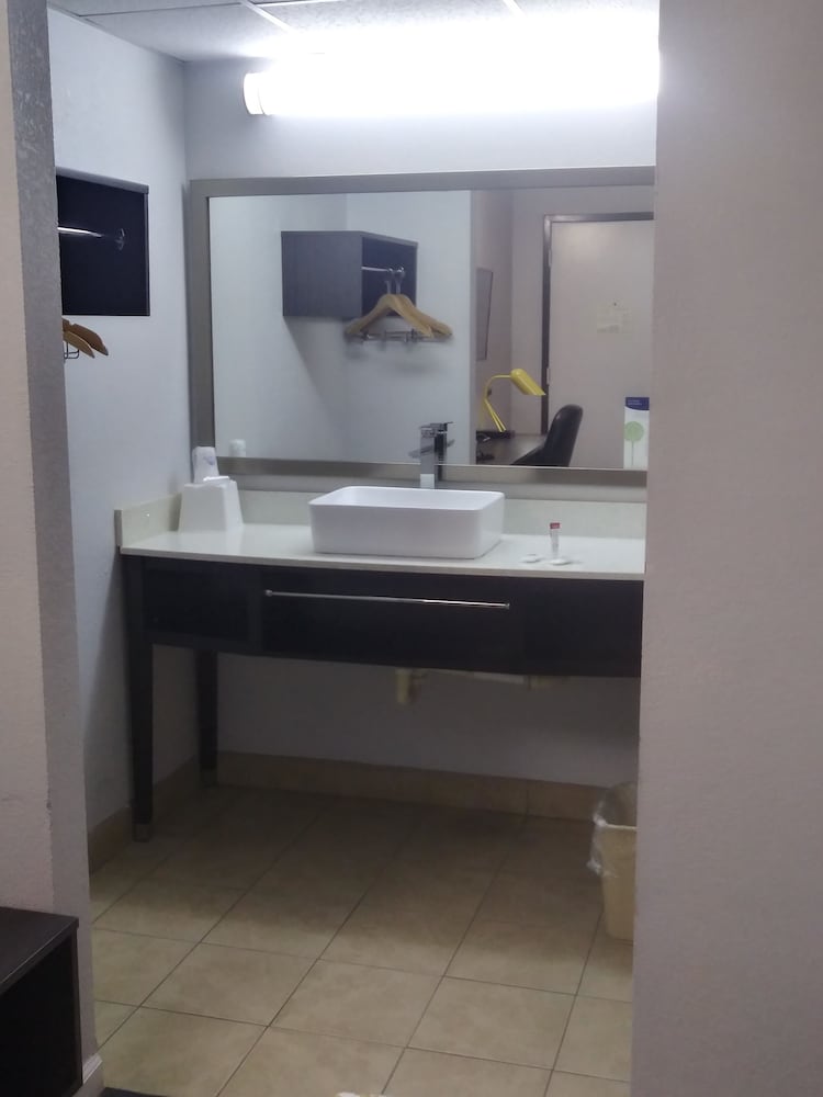 Standard Room, 1 Queen Bed, Non Smoking, Refrigerator & Microwave - Photo 5