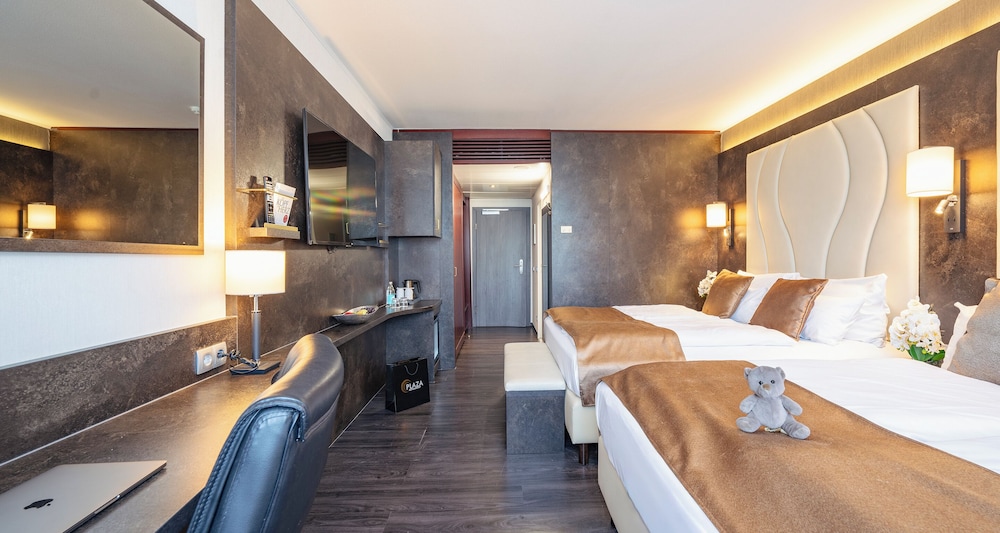 Quadruple Room thumbnail 5