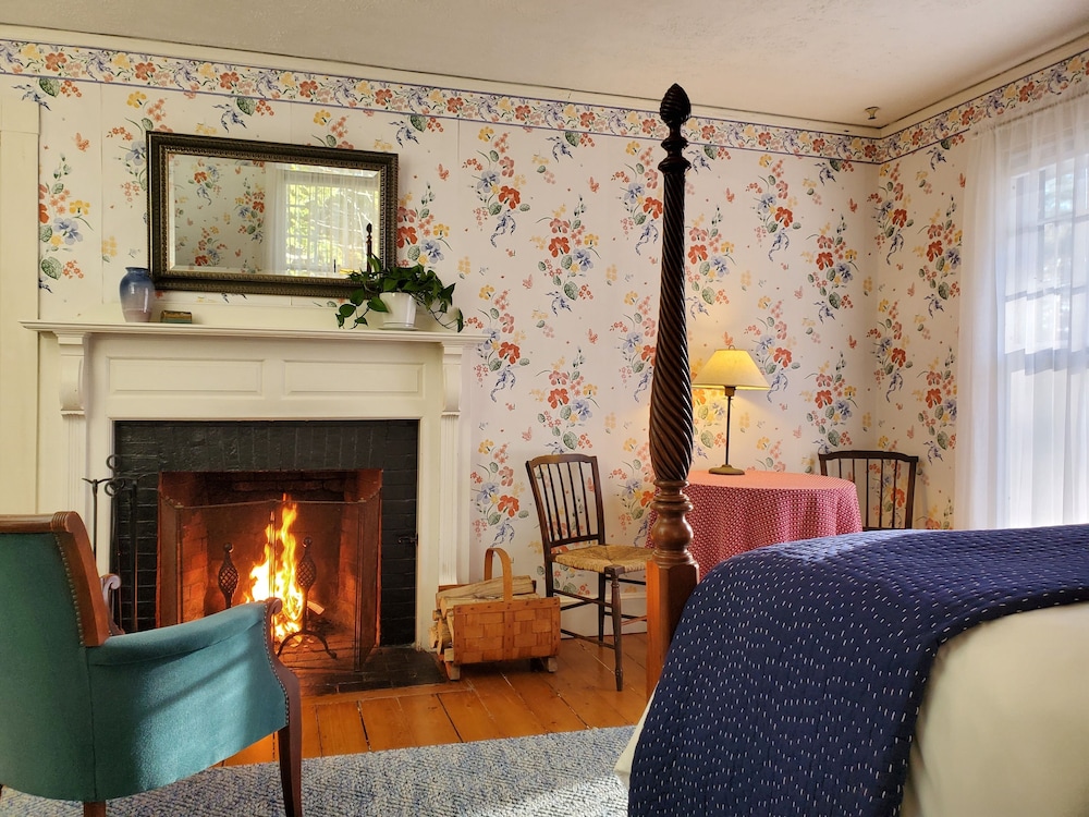 Deluxe Room, 1 Queen Bed, Kitchenette (Room 05)
