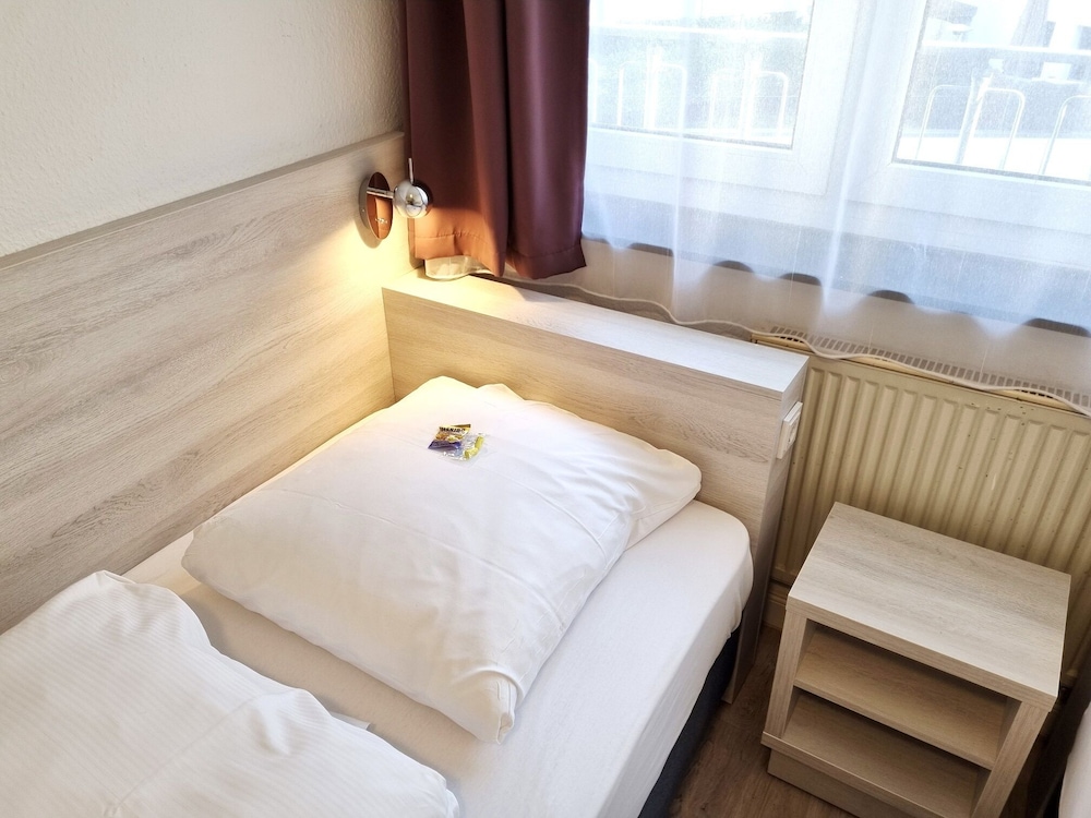 Twin Room - Photo 6