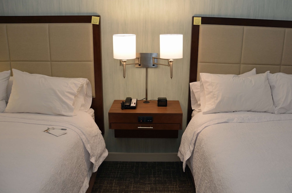 Room, 2 Queen Beds, Accessible, Bathtub photo 2
