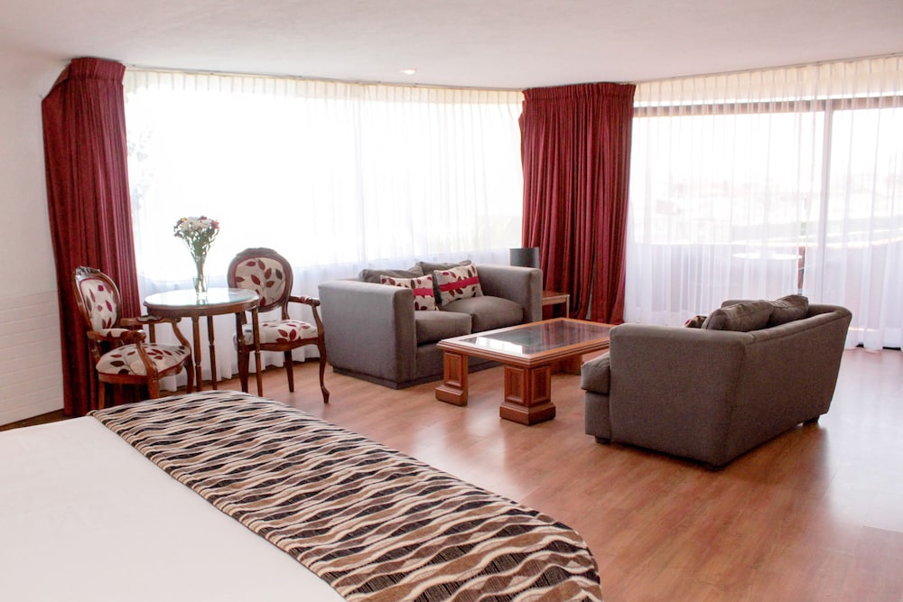 Suite, 1 King Bed photo 2