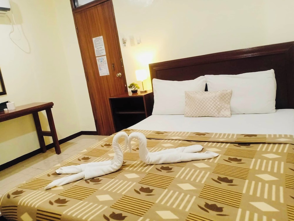 Deluxe Room, 1 Queen Bed photo 2