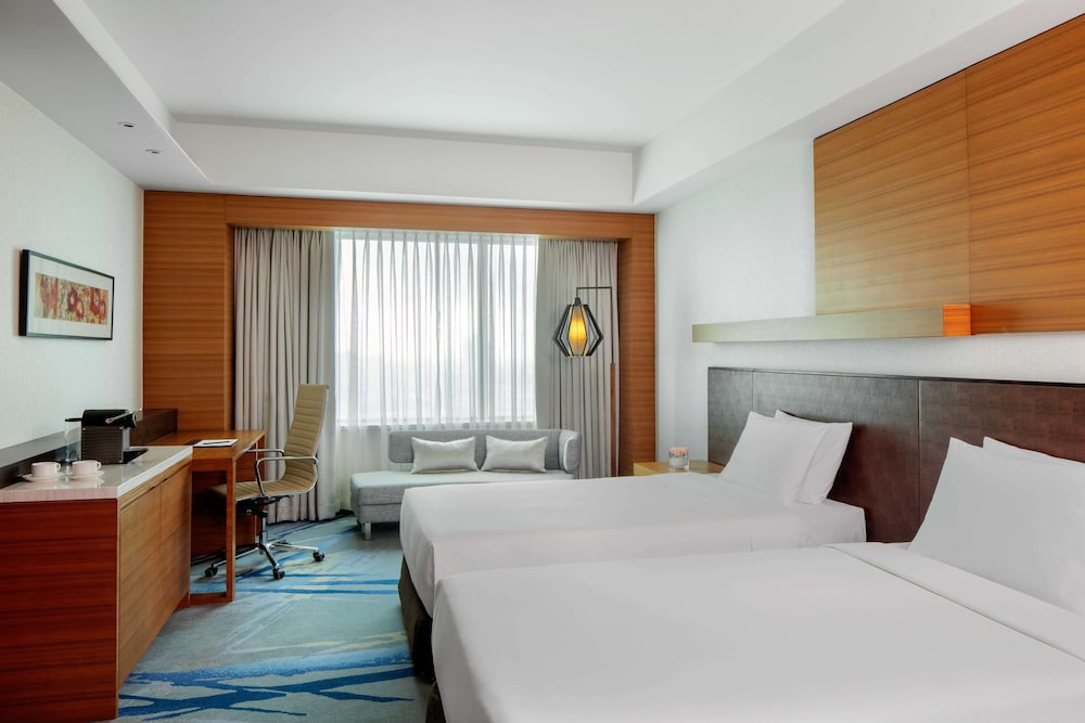 Business Room, Club Lounge Access