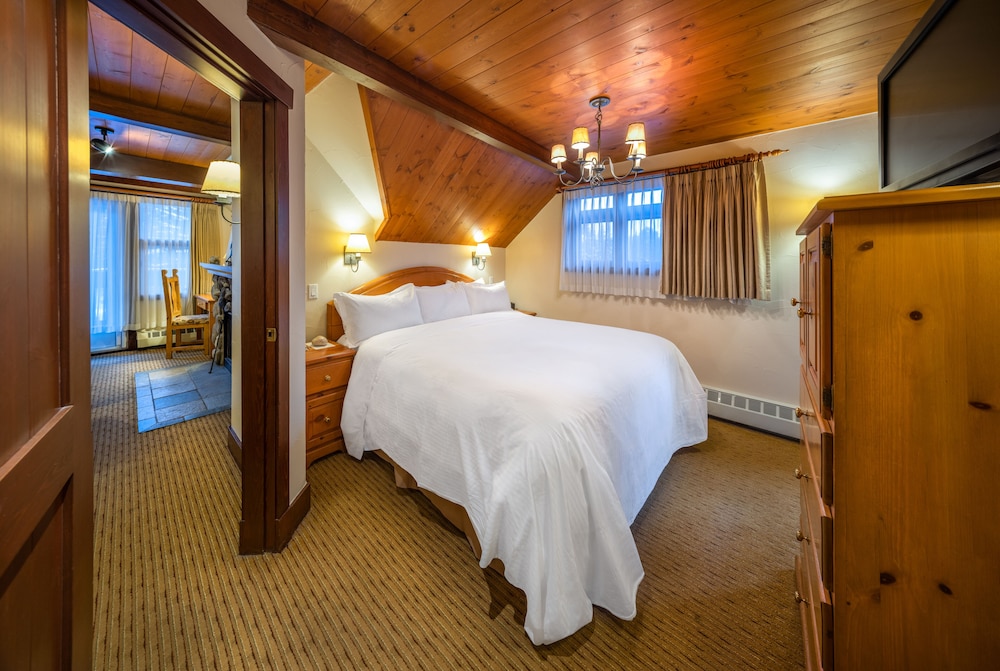 Family Loft Suite 1 King Bedroom 2 Singles photo 2