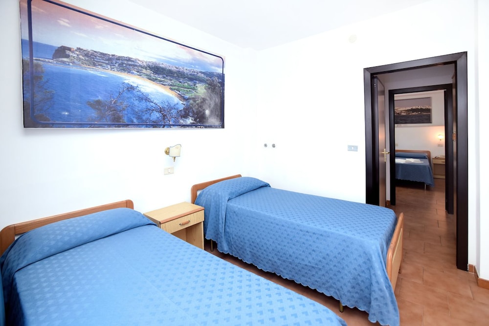 Standard Quadruple Room, 1 Bedroom, Ensuite photo 1