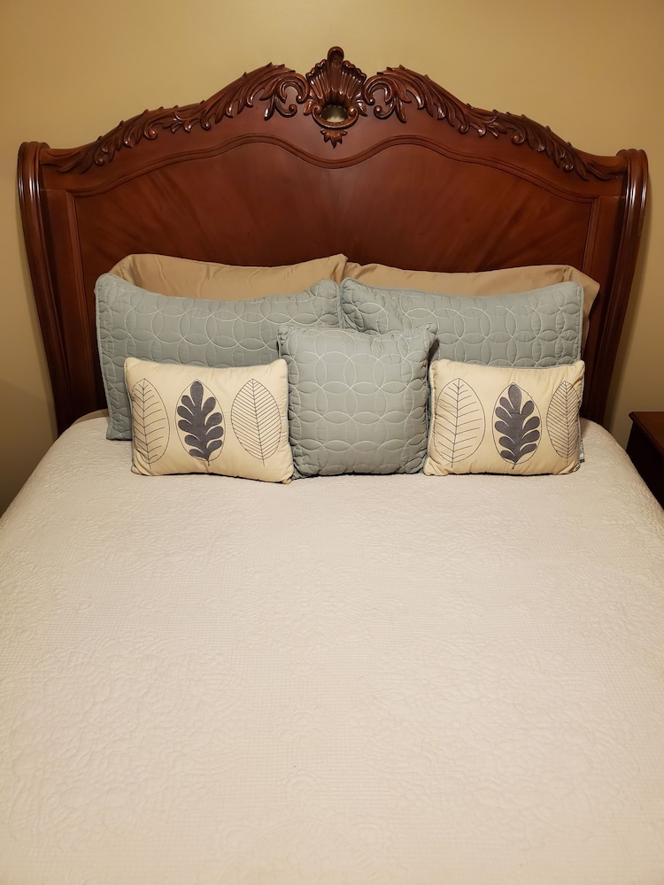 Deluxe Room, 1 Queen Bed, Refrigerator & Microwave photo 3