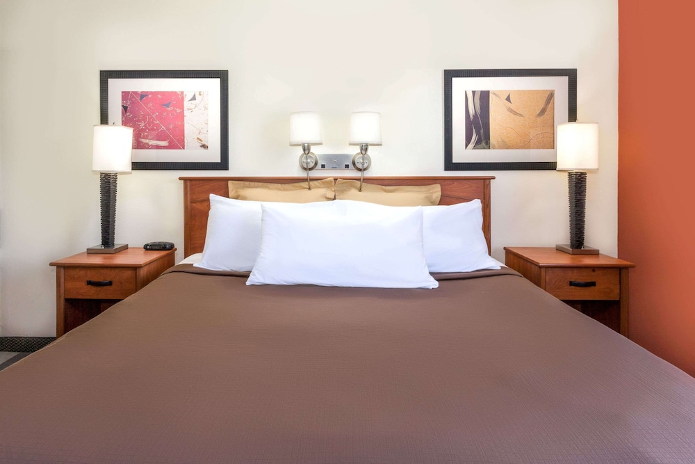 Suite, 1 King Bed, Non Smoking photo 2