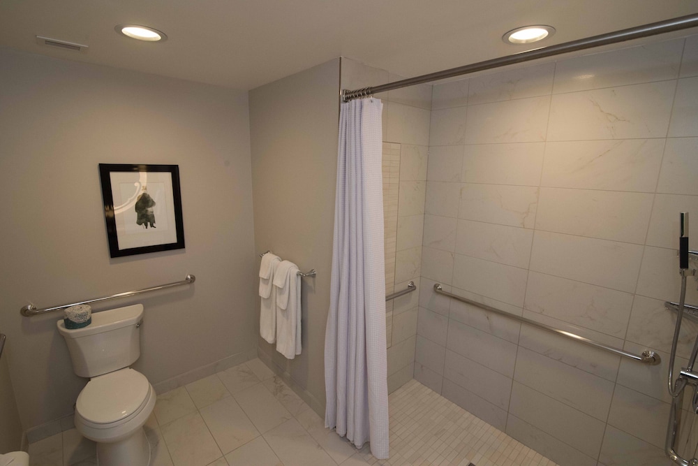Superior Room, 1 Queen Bed, Accessible - Photo 4