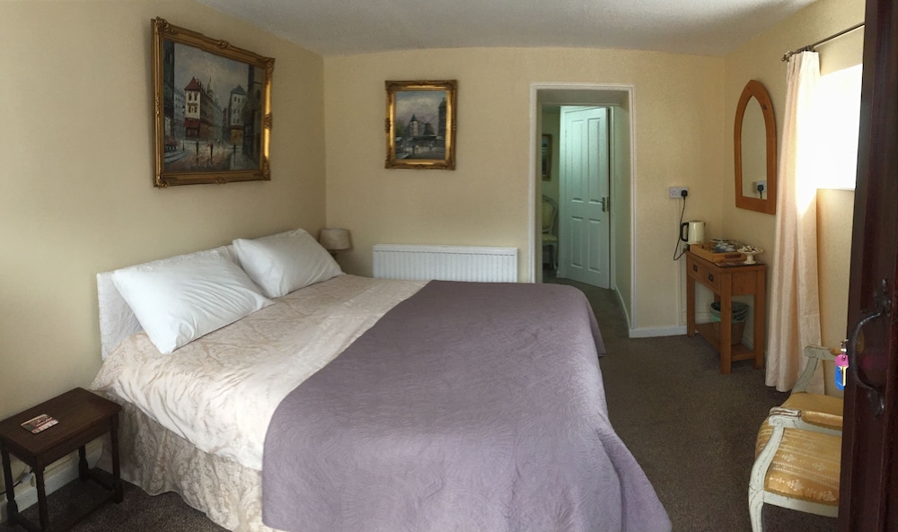 Family Room, 2 Bedrooms, Private Bathroom, Courtyard Area photo 3