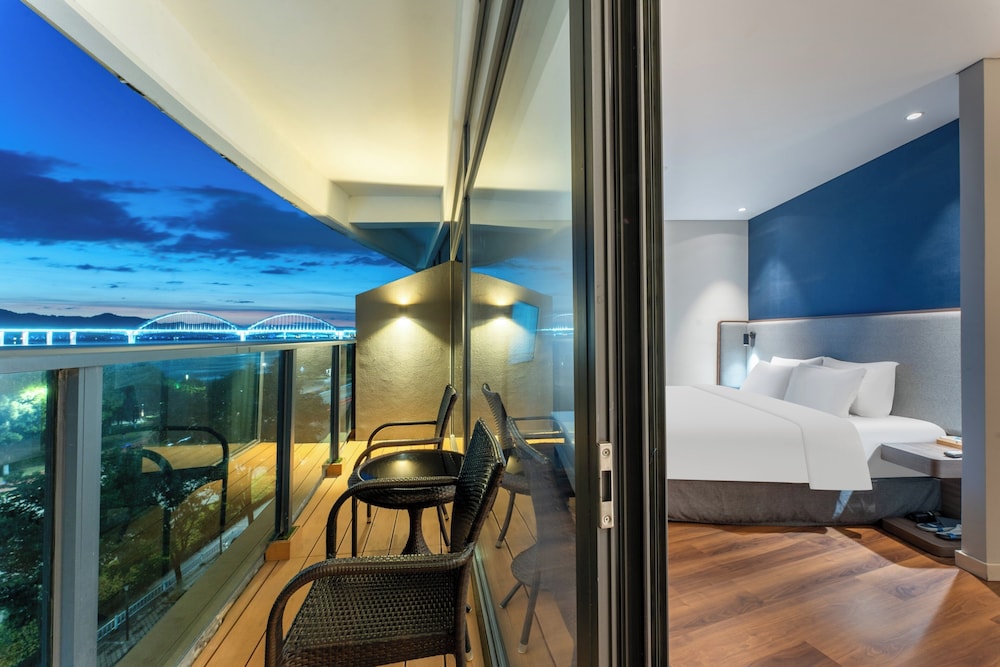 Standard Room, 1 King Bed, River View (Extra Space) - Photo 2