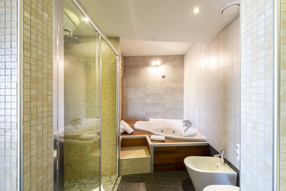 Deluxe Suite, Hot Tub - Photo 6