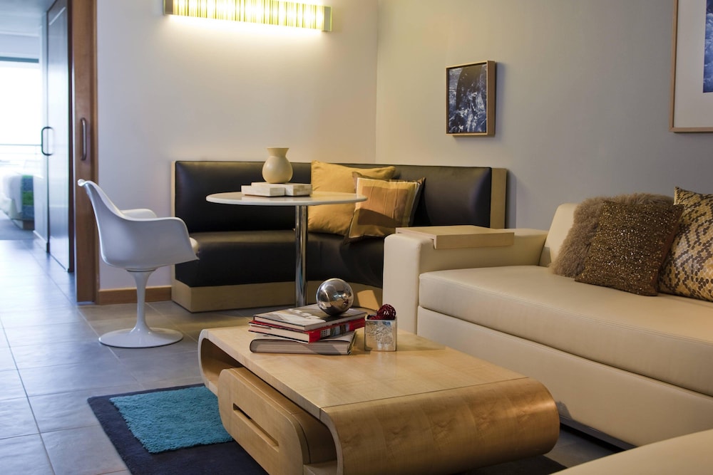 Suite, 1 Bedroom, Non Smoking, City View (Mobility Accessible, Roll-In Shower) photo 3