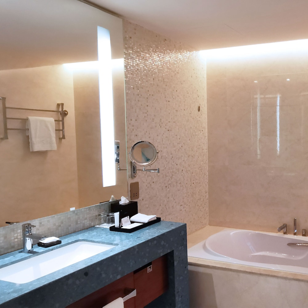 Room, 2 Twin Beds (Spacious Guest) - Photo 6