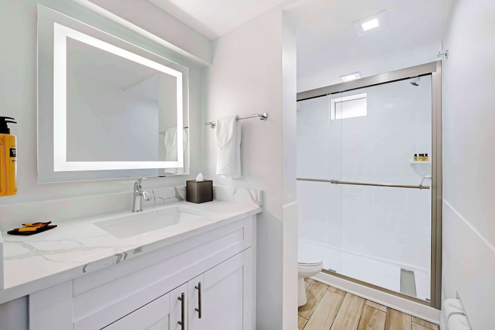 Standard Room, 2 Double Beds, Non Smoking, Balcony (Gulf View) - Photo 8