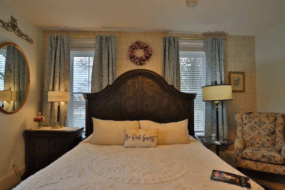 Honeymoon Room, 1 King Bed (Pets Not Allowed) photo 2