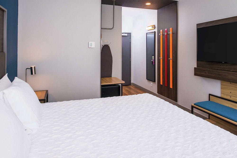 Standard Room, 1 King Bed, Accessible, Bathtub - Photo 4