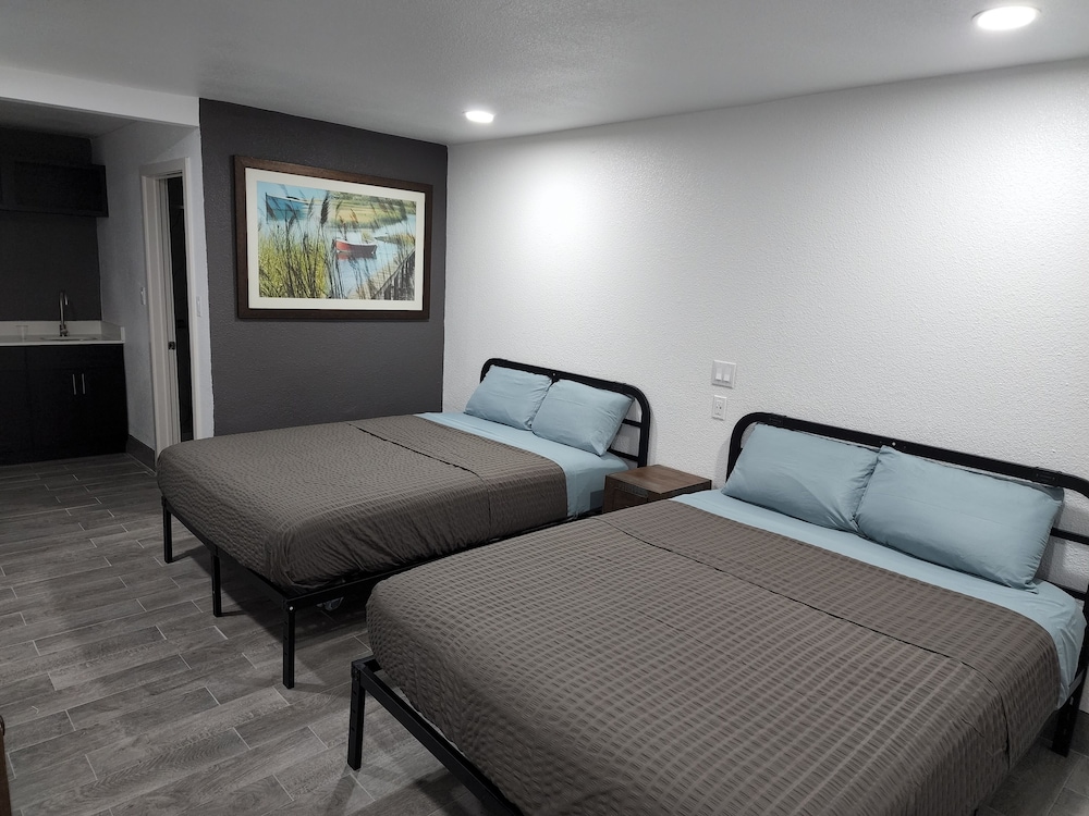 Room, 2 Queen Beds, Non Smoking (Efficiency) - Photo 3