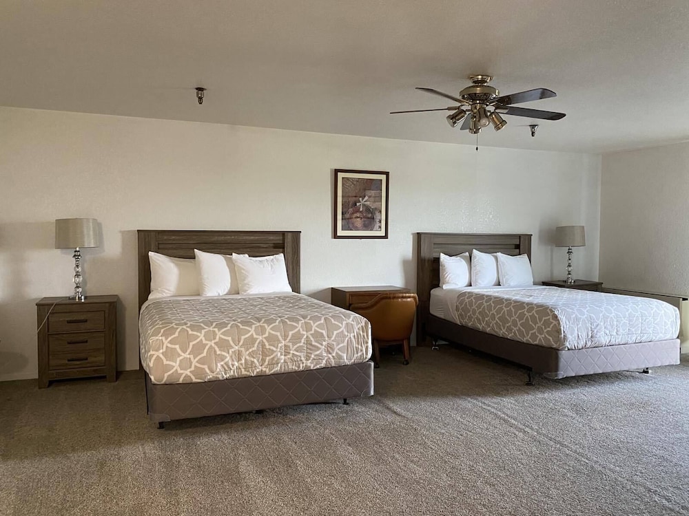 Comfort Room, 2 Queen Beds, Balcony, Mountain View photo 1