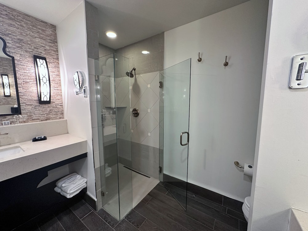 Room, 1 King Bed (Wilde Haven Spa) - Photo 5