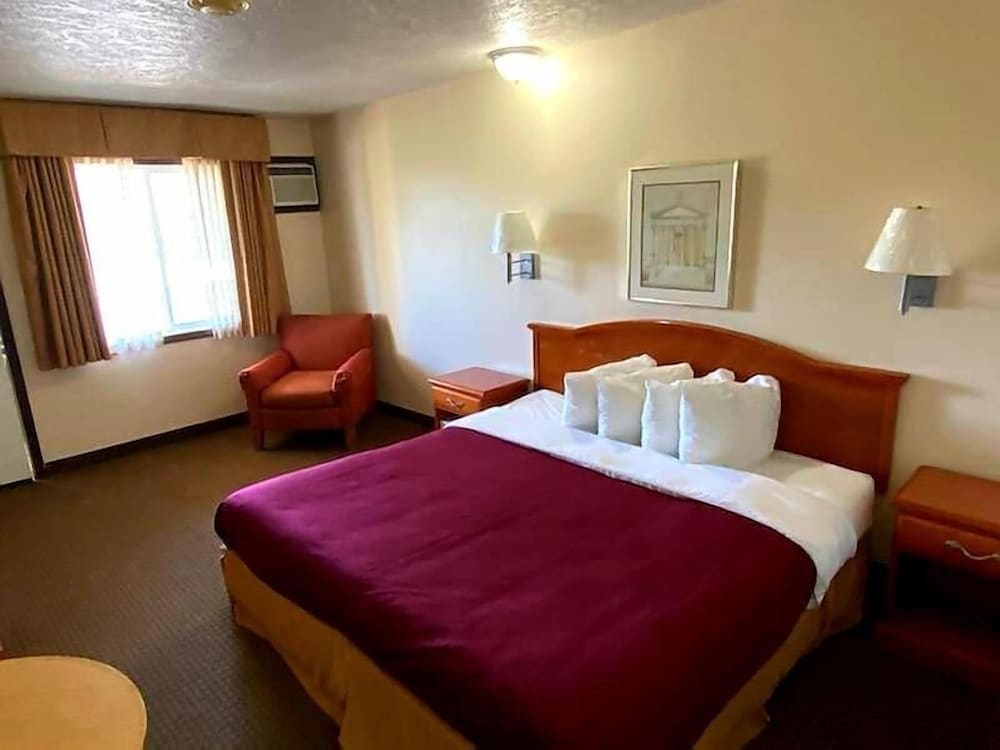 Standard Single Room, 1 King Bed, Refrigerator & Microwave, Mountain View photo 2