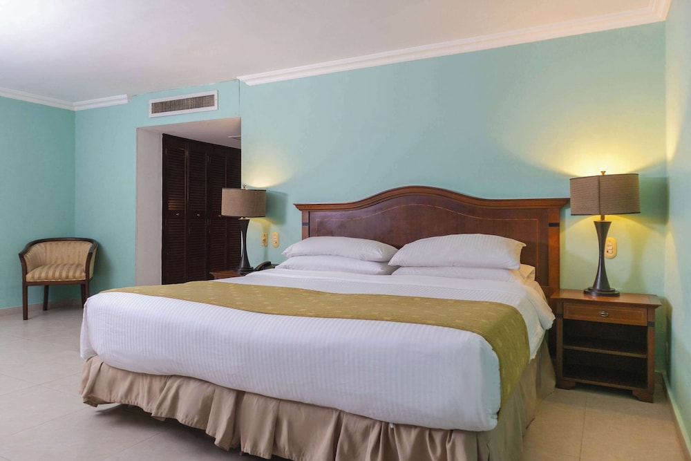 Junior Suite, 1 King Bed, Non Smoking - Photo 2