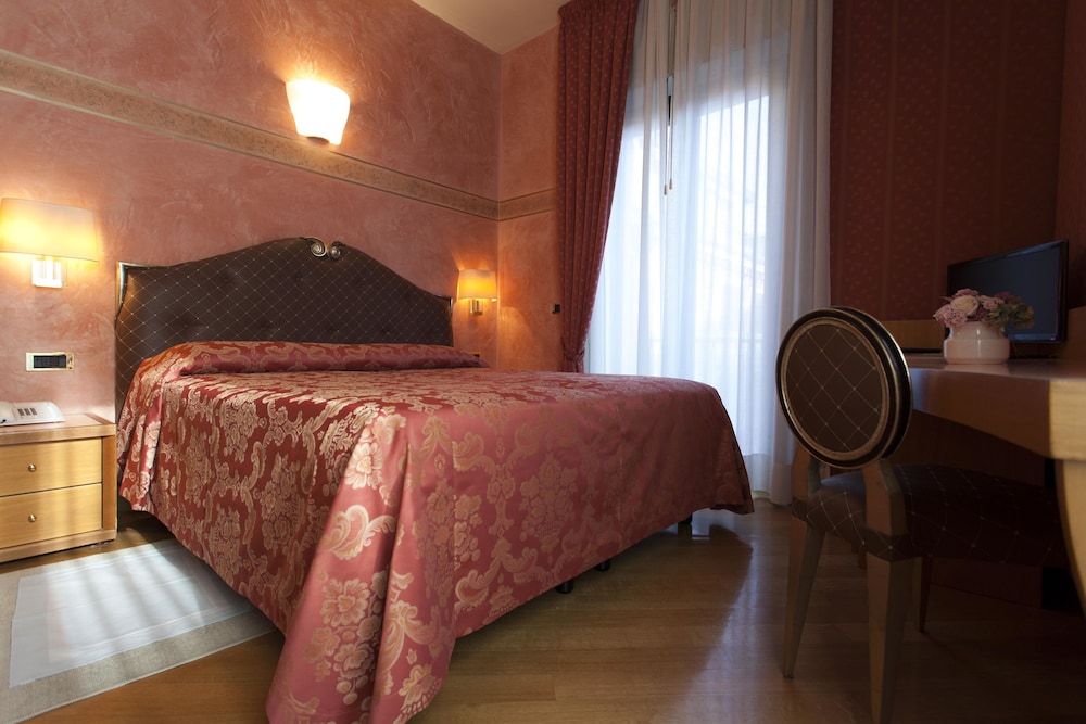 Double or Twin Room - Photo 6