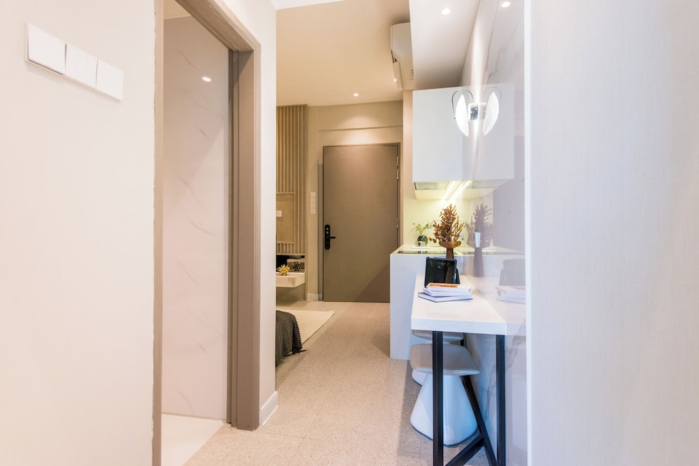 Superior Studio Suite, 1 Queen Bed, Balcony, City View