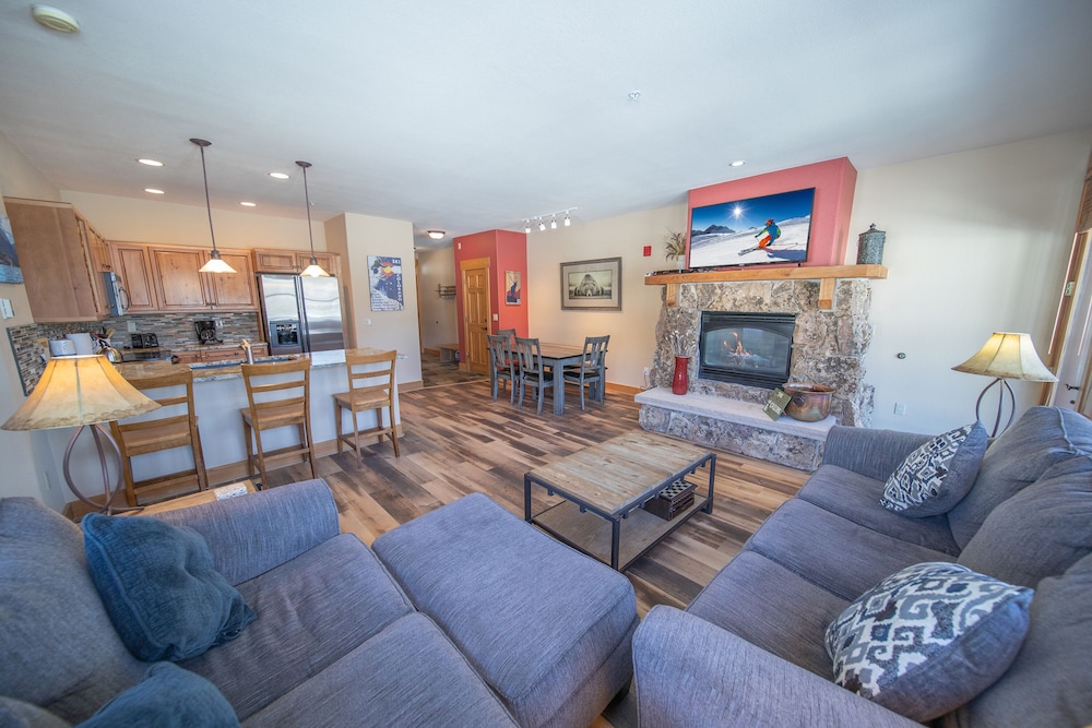 Premium Townhome, 2 Bedrooms, Balcony, Mountain View (Elk Run Villas 9574) photo 1
