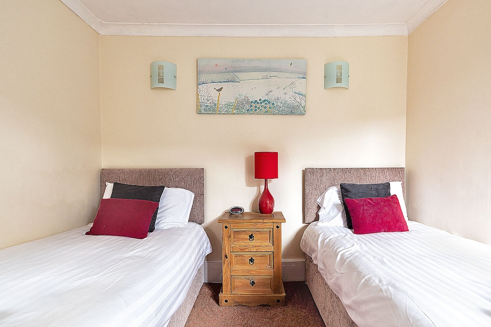 Twin Room, 2 Twin Beds, Ensuite ( Room 12) photo 2