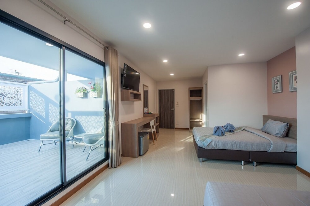 Premium Twin Room photo 3
