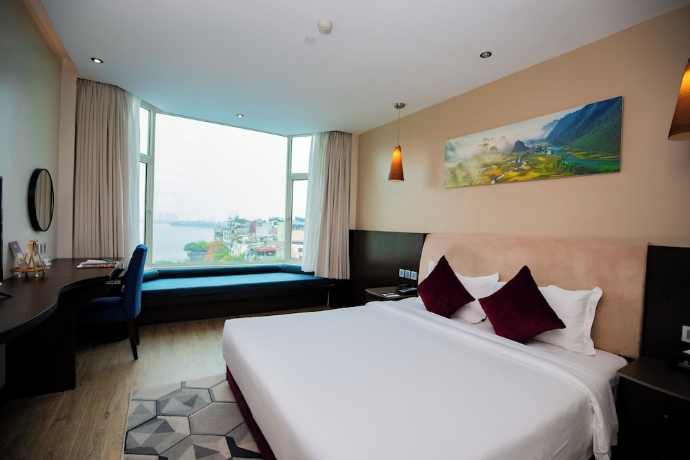 Deluxe Double Room, 1 King Bed (Partial Lake View) photo 3