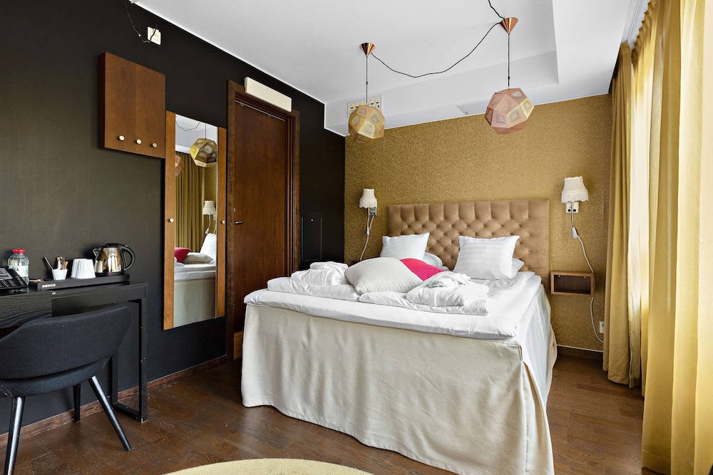 Suite, 1 King Bed, Non Smoking, Balcony (with Sofabed), photo 6