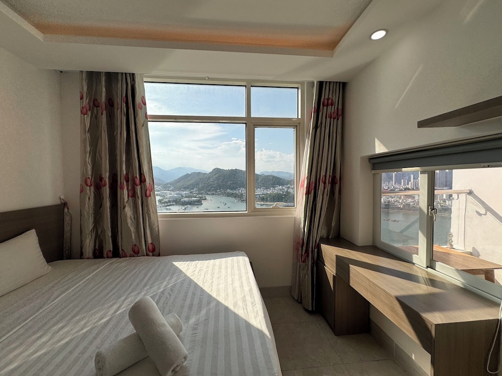 City Apartment, 4 Bedrooms, Balcony, Sea Facing