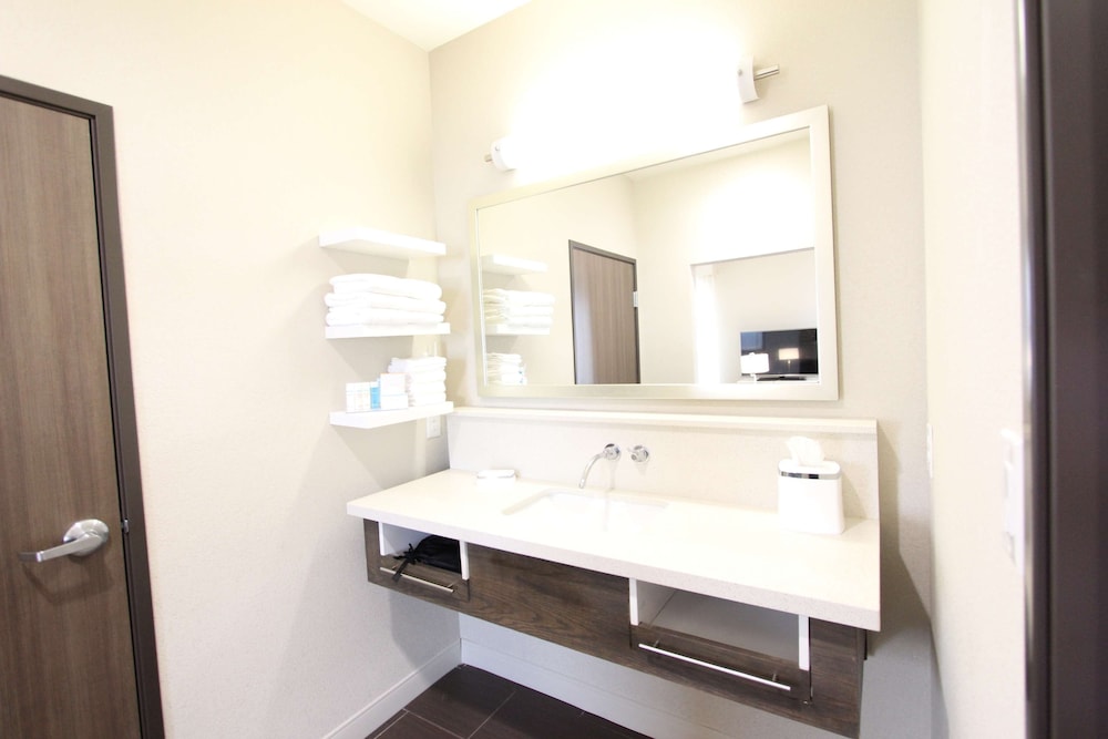 Studio, 1 King Bed, Refrigerator & Microwave photo 1