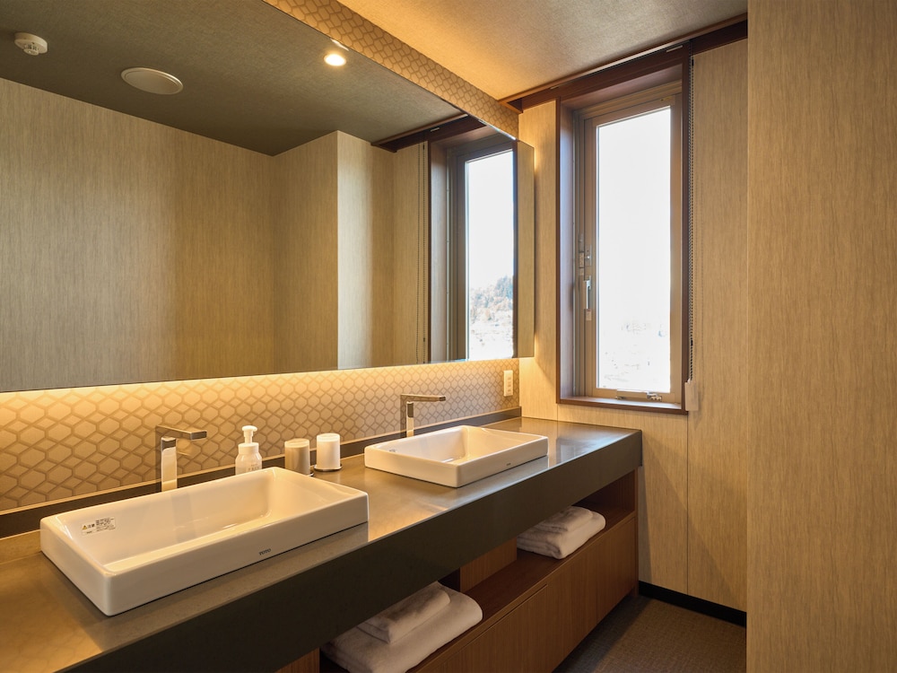 Premier Suite thumbnail 5