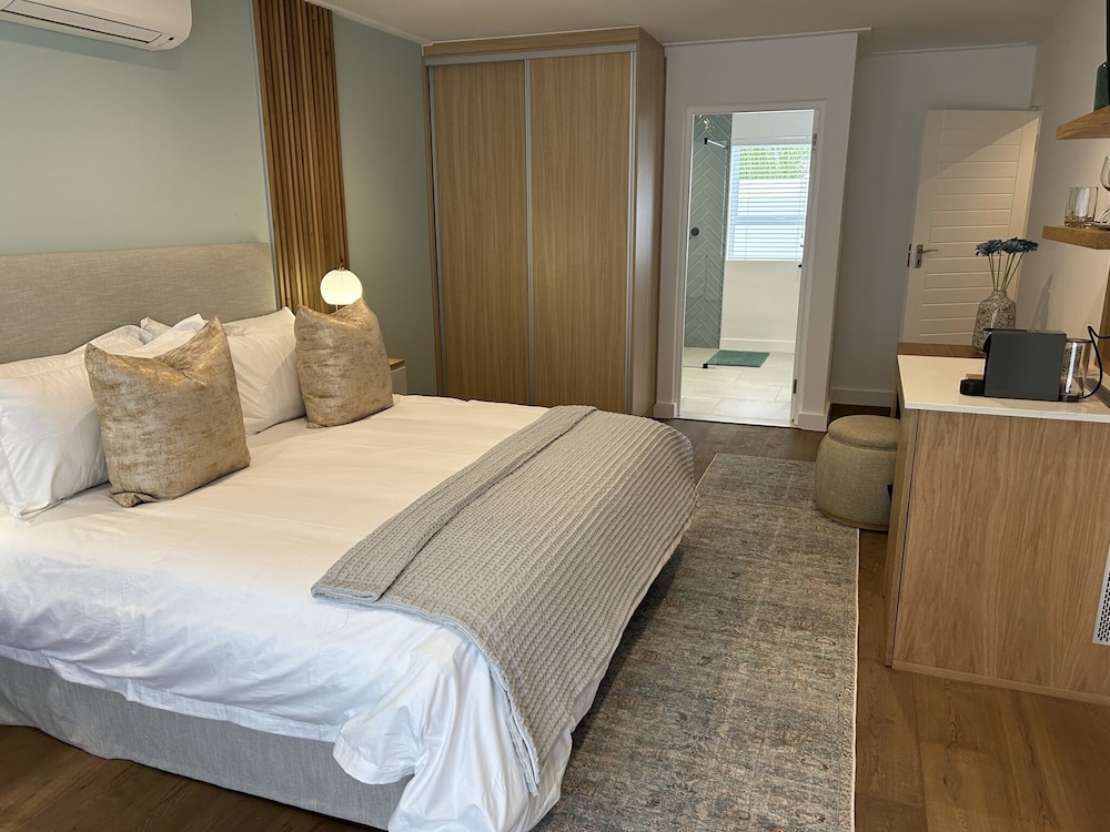 Deluxe Double Room with Private Bathroom photo 2