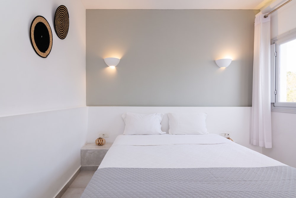 Elegant Suite with indoor jetted tub and sea view - Photo 23