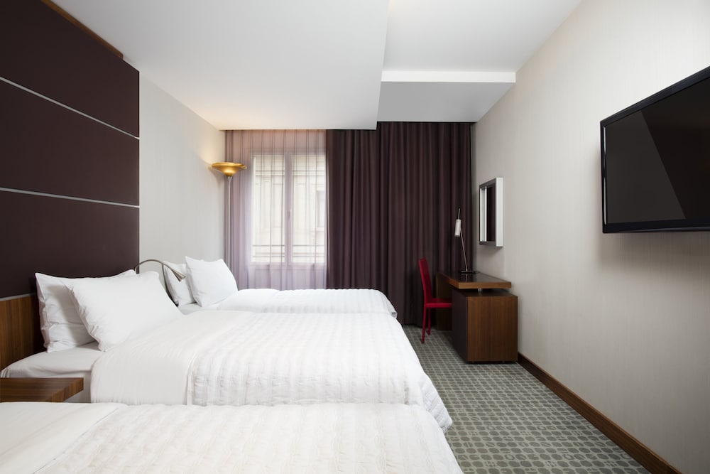 Deluxe Room, 2 Twin Beds thumbnail 5