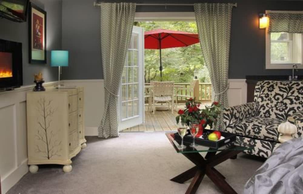 Luxury Suite, 1 King Bed, Private Bathroom (Volery Suite - Lower Deck) photo 1