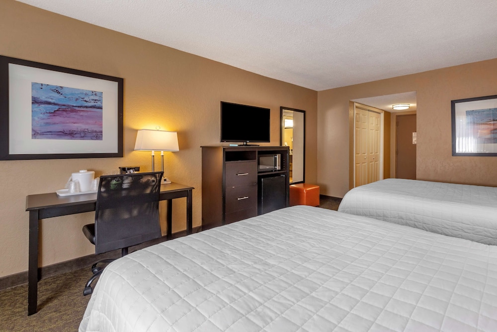 Standard Room, 2 Queen Beds, Refrigerator & Microwave, Courtyard View - Photo 2