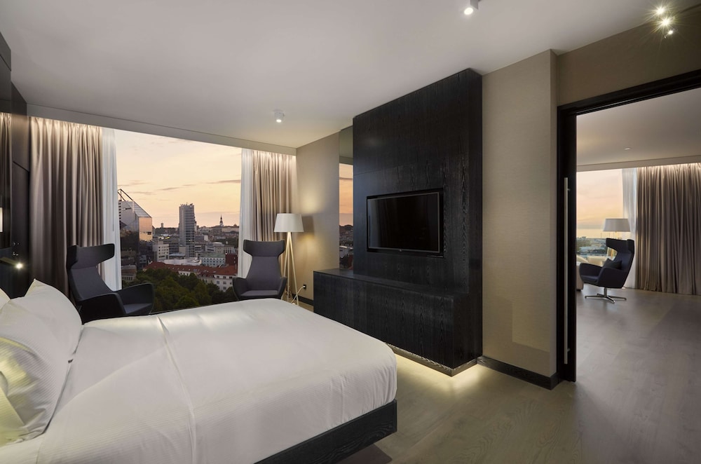 Conrad Suite - Photo 3