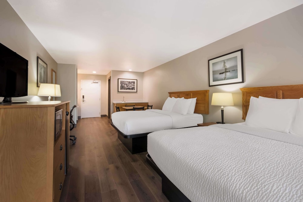 Suite, Multiple Beds, Non Smoking, Refrigerator & Microwave (with Sofabed) - Photo 2