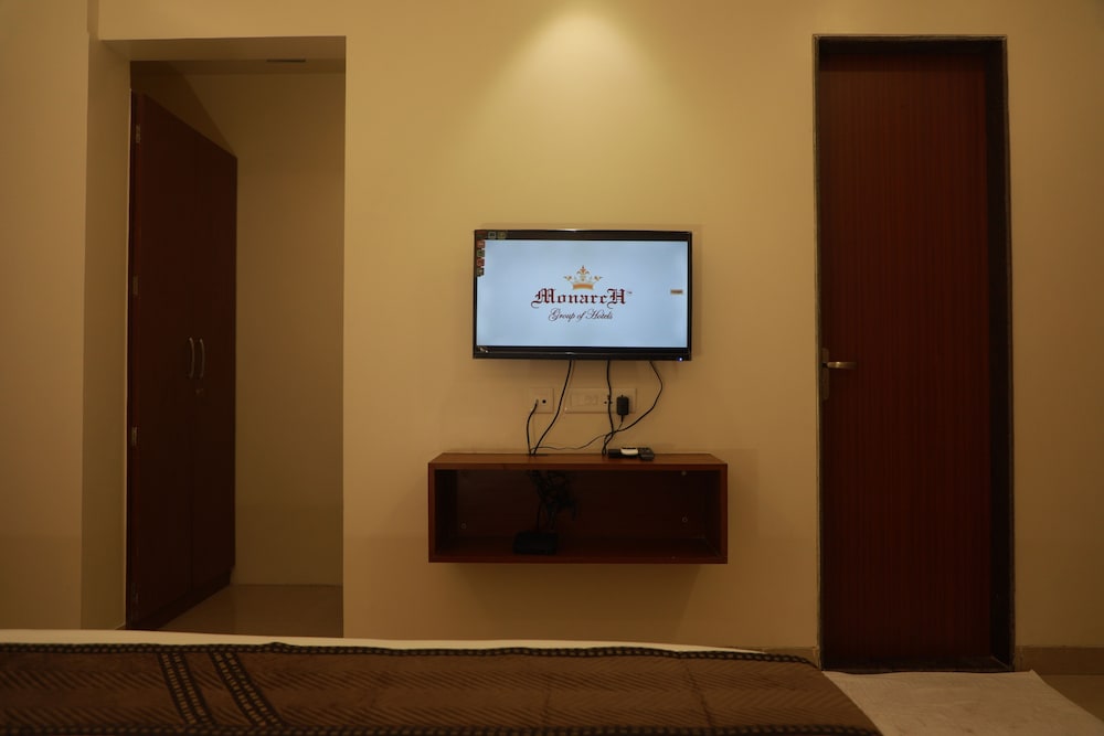 Deluxe Double Room with Balcony - Photo 8