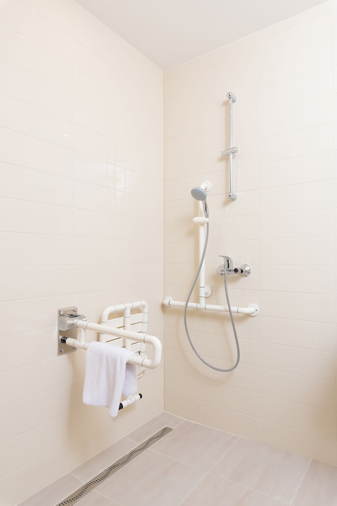 Standard Twin Room, Accessible photo 3